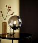 Preview: Elegante Schwarze Tischleuchte mit Rauchglaskugel für ein stillvolles Wohnambiente
